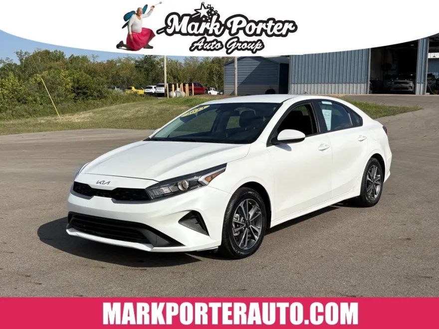 2023 Kia Forte LXS photo 1