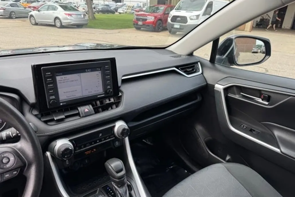 2020 Toyota RAV4 XLE photo 1