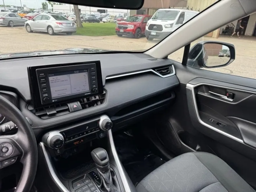 2020 Toyota RAV4 XLE photo 1
