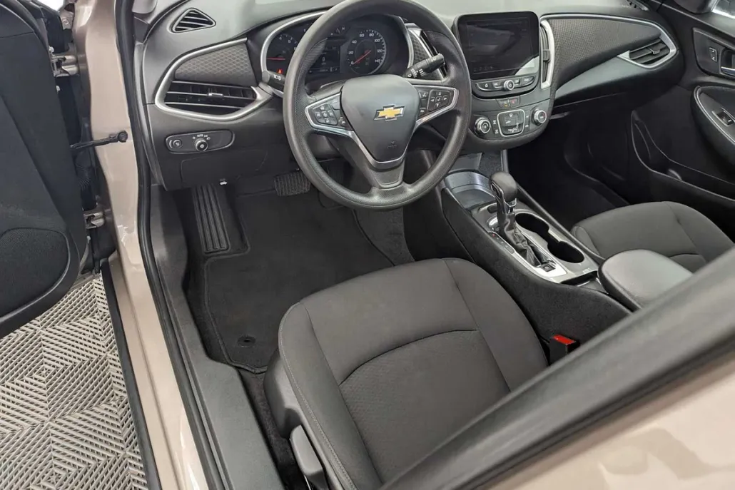 2023 Chevrolet Malibu LS photo 1