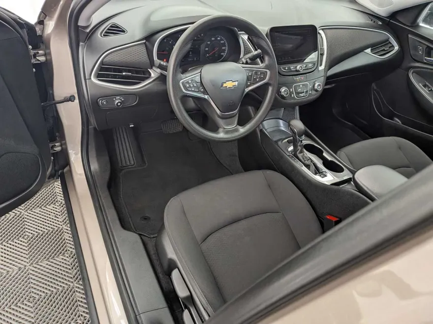 2023 Chevrolet Malibu LS photo 1