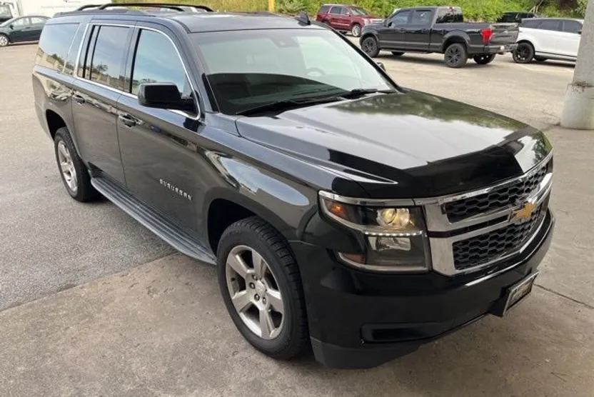 2016 Chevrolet Suburban LT photo 1