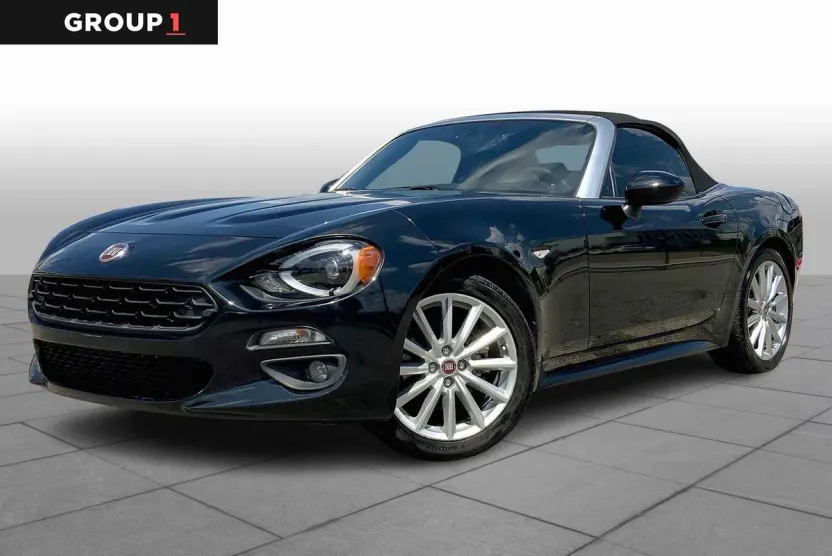 2017 Fiat 124 Spider Lusso photo 1