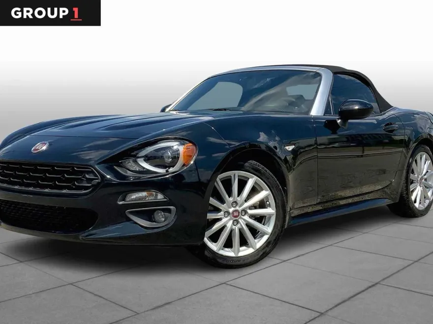 2017 Fiat 124 Spider Lusso photo 1