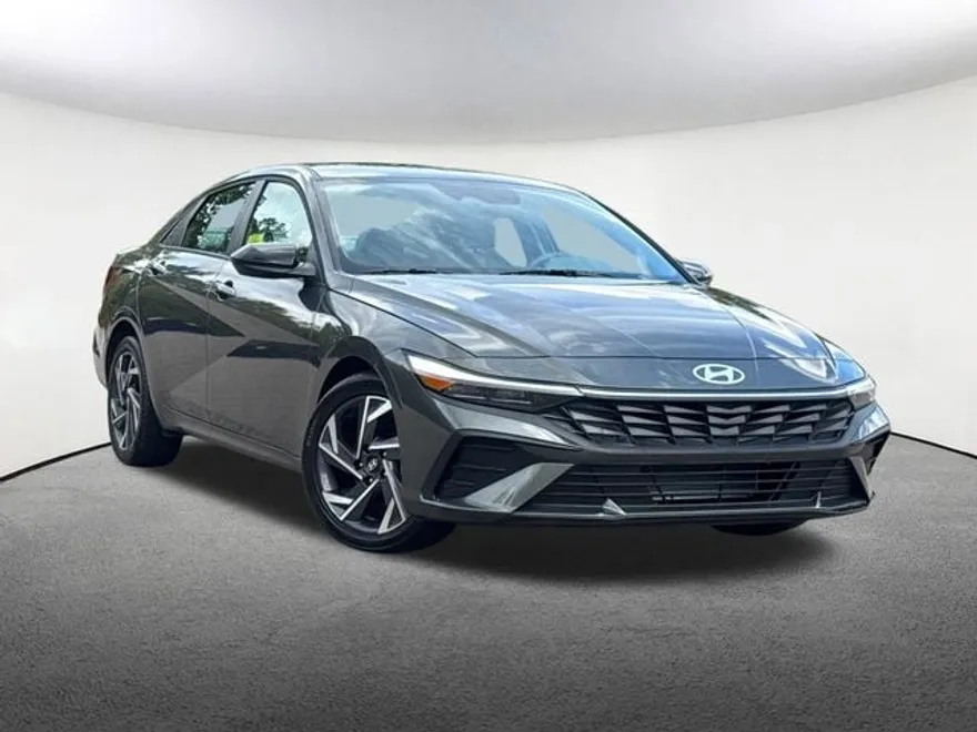 2025 Hyundai Elantra SEL Sport photo 1