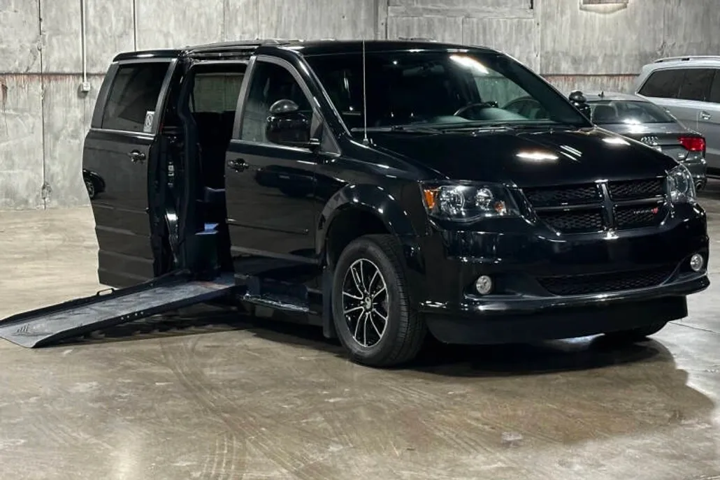 2016 Dodge Grand Caravan R/T photo 1