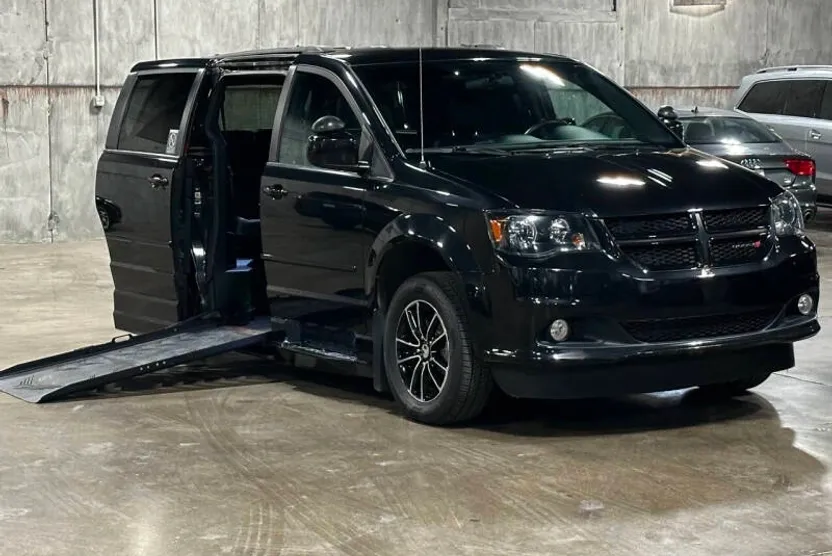 2016 Dodge Grand Caravan R/T photo 1