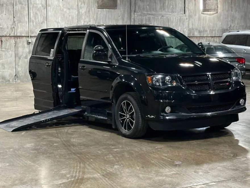 2016 Dodge Grand Caravan R/T photo 1