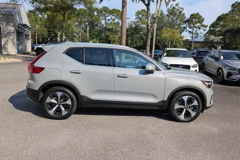 2024 Volvo XC40 Plus photo 1