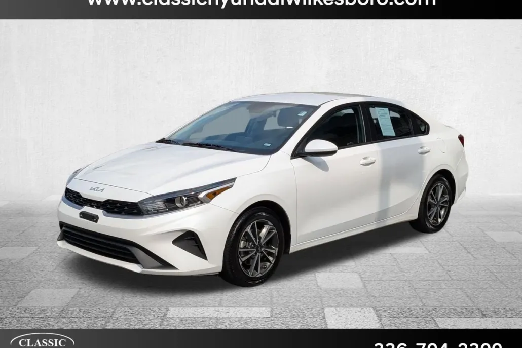 2023 Kia Forte LXS photo 1