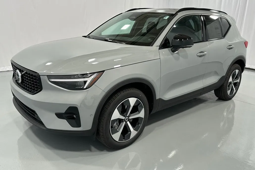 2025 Volvo XC40 Plus photo 1
