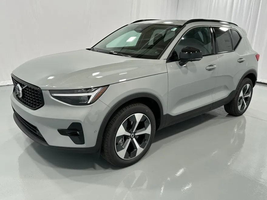 2025 Volvo XC40 Plus photo 1