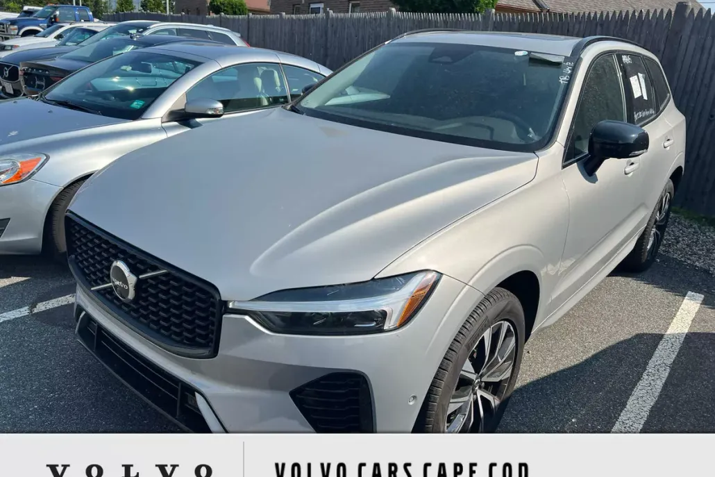 2025 Volvo XC60 B5 Plus photo 1