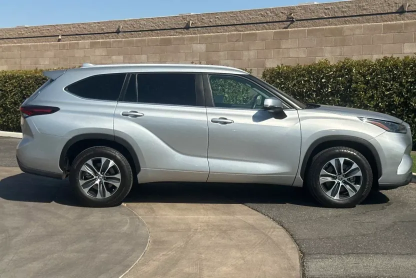 2024 Toyota Highlander LE photo 1