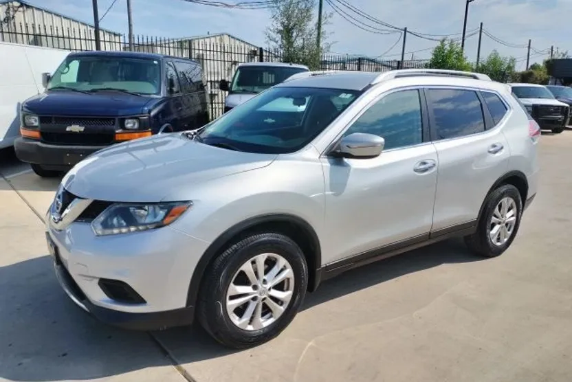2014 Nissan Rogue SV photo 1