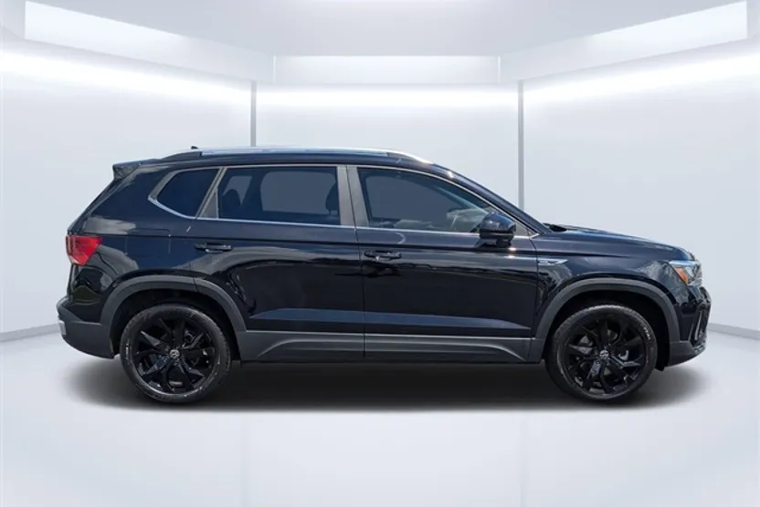 2023 Volkswagen Taos SE photo 1