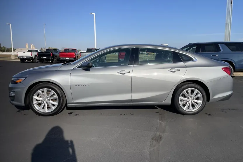2024 Chevrolet Malibu 1LT photo 1