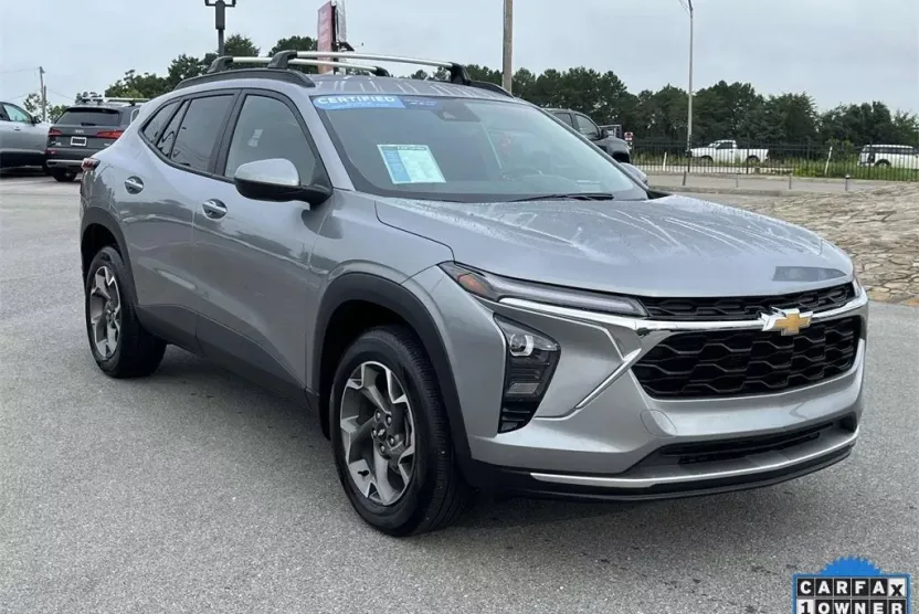 2024 Chevrolet Trax LT photo 1
