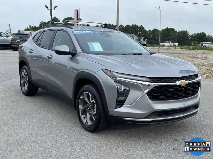 2024 Chevrolet Trax LT photo 1