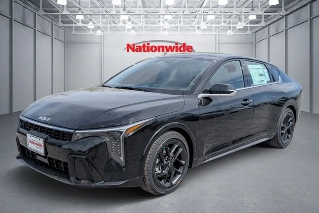 2025 Kia K4 GT-Line Turbo photo 1