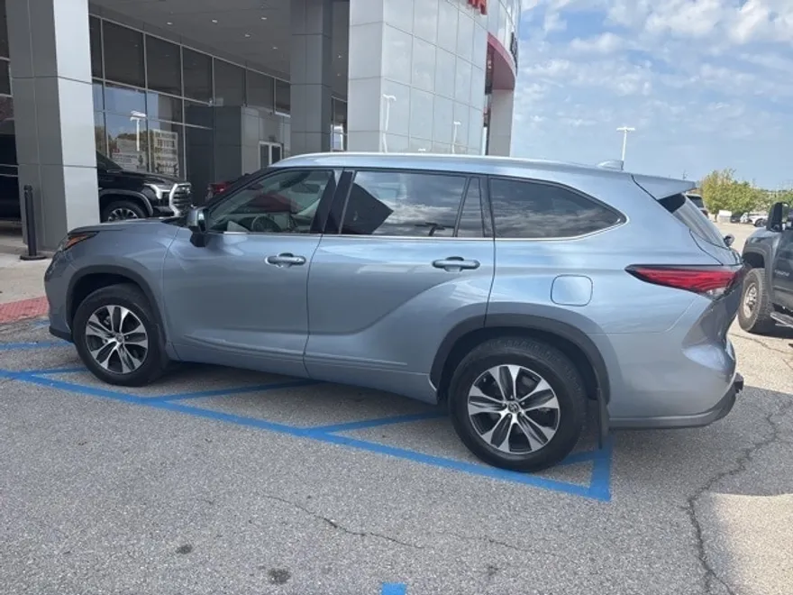 2020 Toyota Highlander XLE photo 1