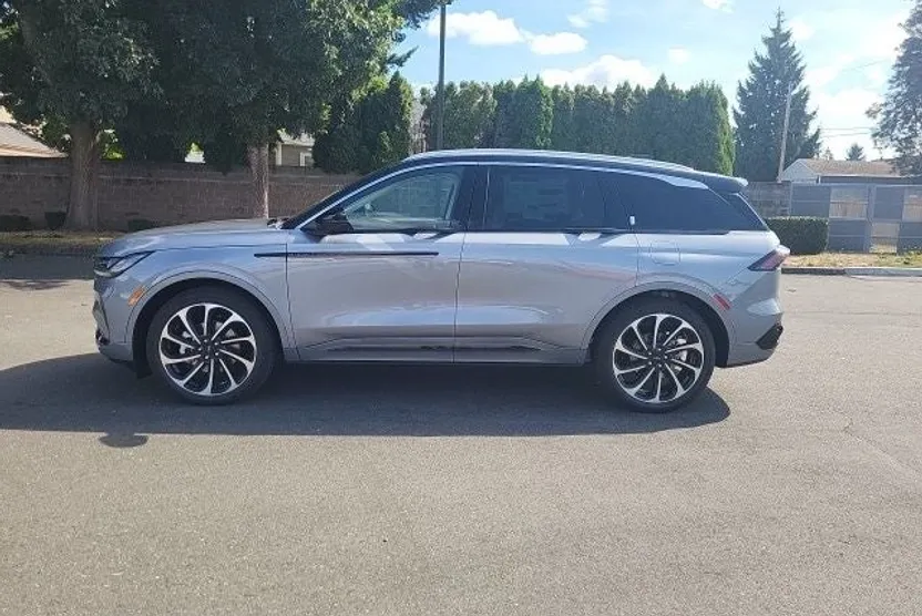 2025 Lincoln Nautilus Black Label photo 1