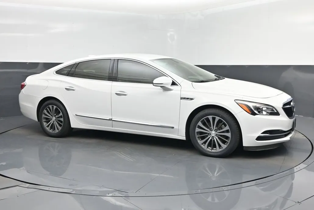 2017 Buick LaCrosse Essence photo 1