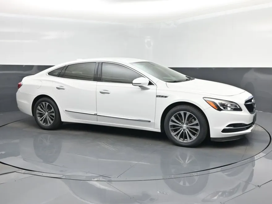 2017 Buick LaCrosse Essence photo 1