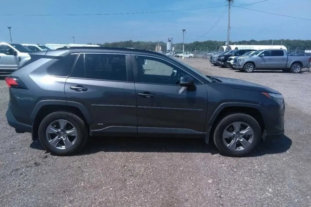 2022 Toyota RAV4 Hybrid XLE photo 1