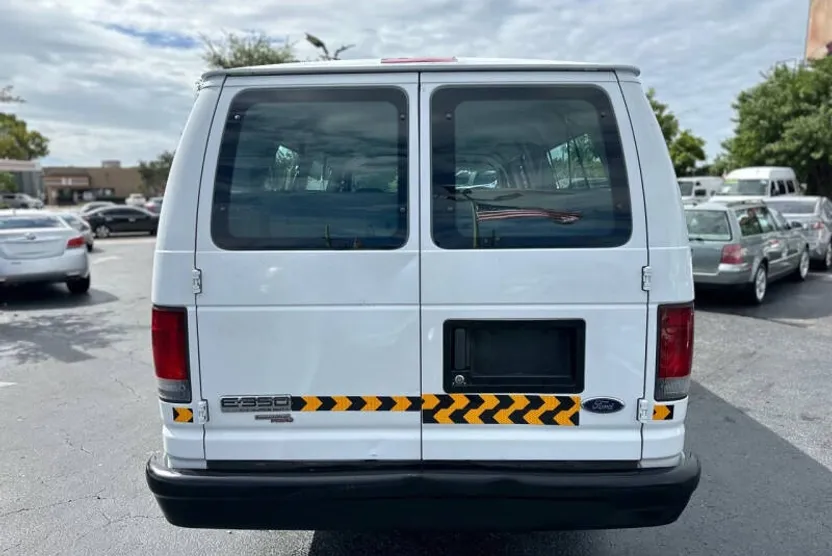 2007 Ford E-350 photo 1