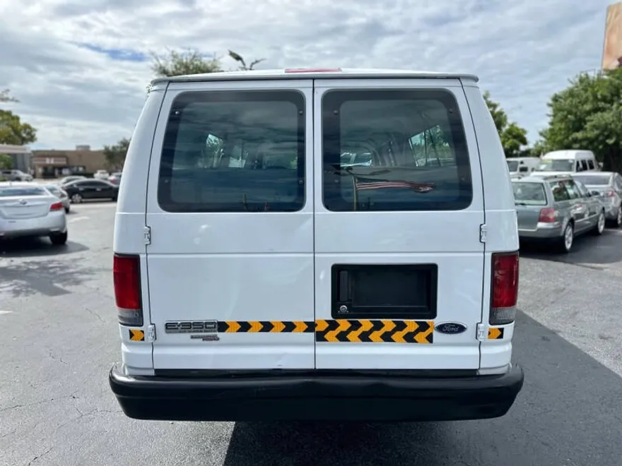 2007 Ford E-350 photo 1