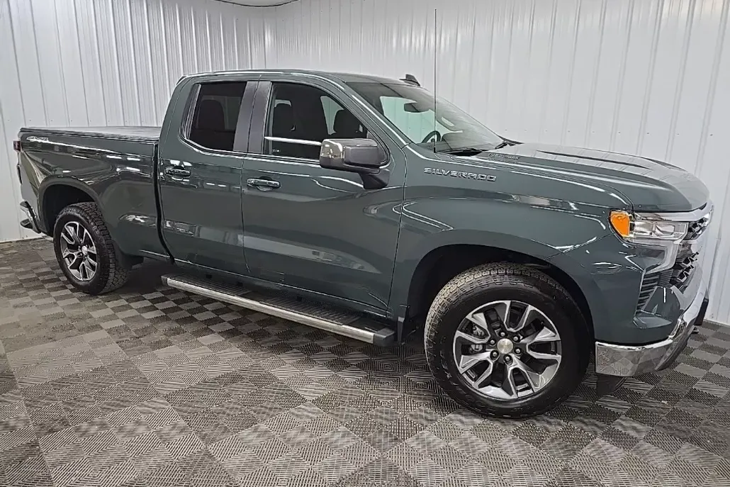 2025 Chevrolet Silverado 1500 LT photo 1