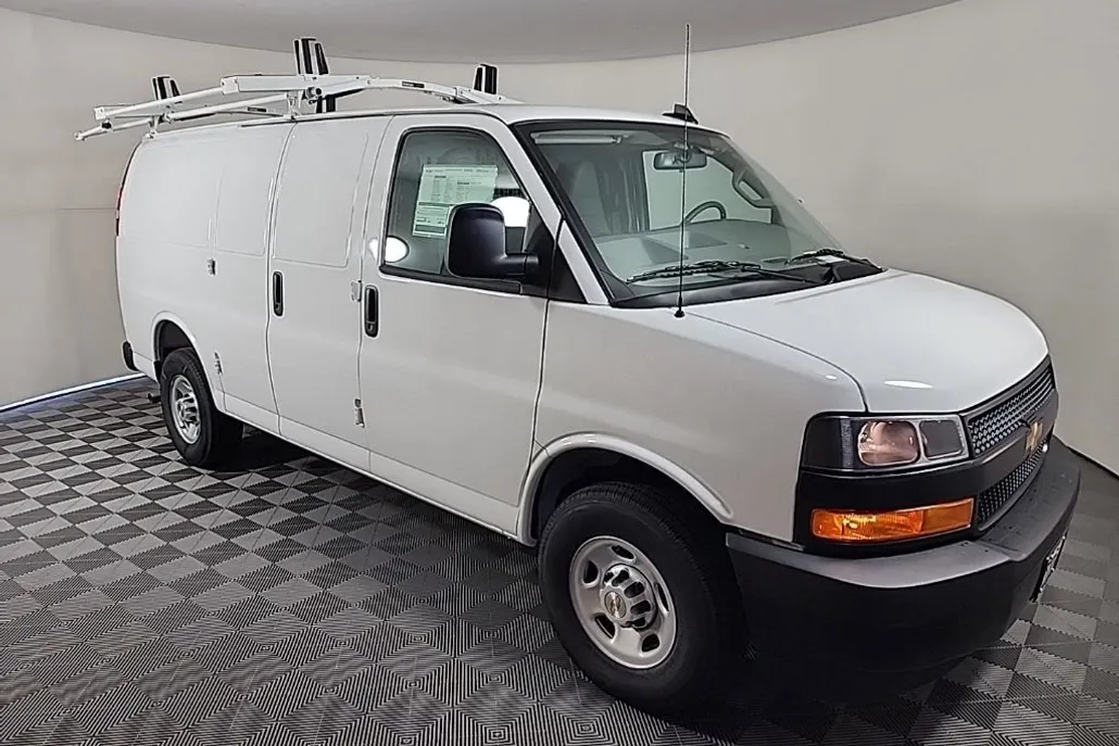 2025 Chevrolet Express Cargo 3500 photo 1