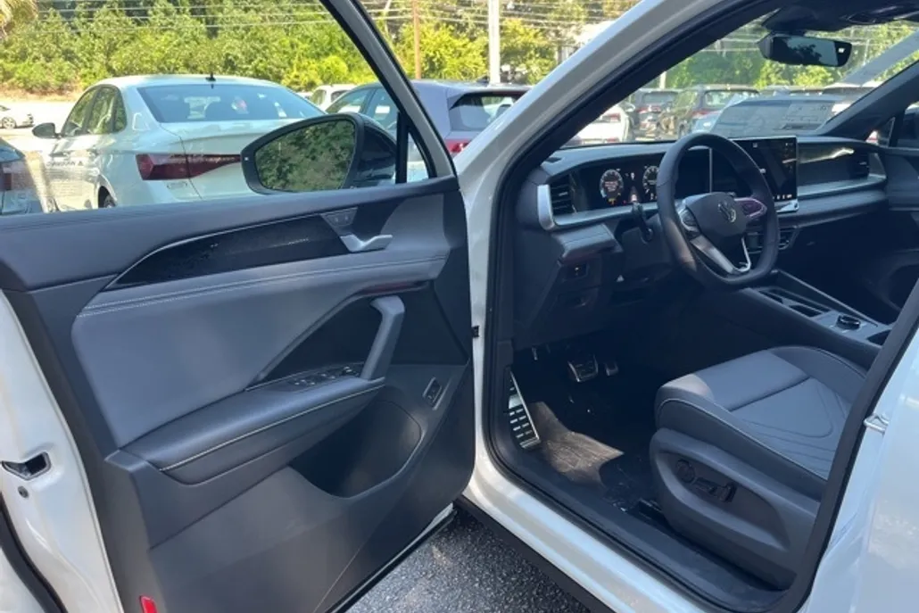 2025 Volkswagen Tiguan SE R-Line Black photo 1