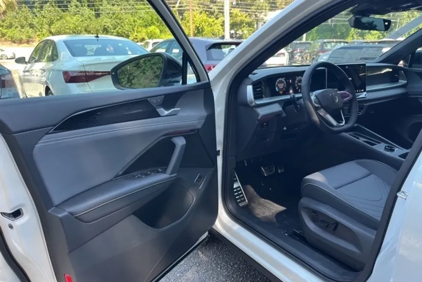 2025 Volkswagen Tiguan SE R-Line Black photo 1