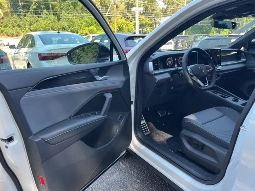 2025 Volkswagen Tiguan SE R-Line Black photo 1