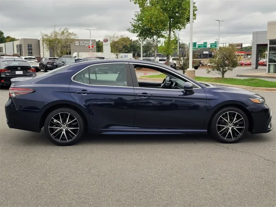 2021 Toyota Camry SE photo 1