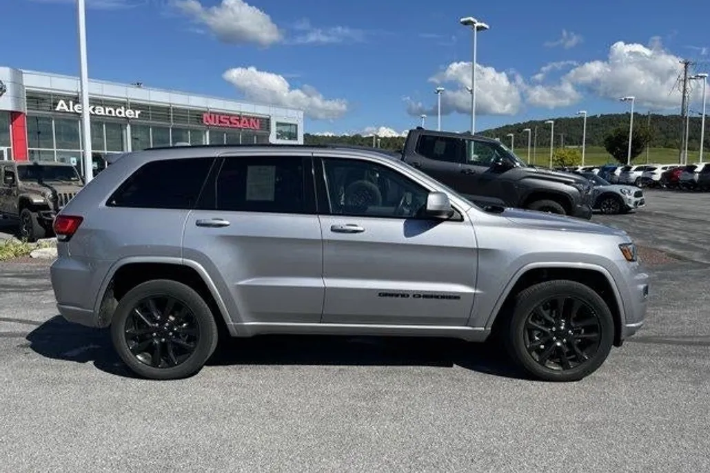 2021 Jeep Grand Cherokee Laredo X photo 1