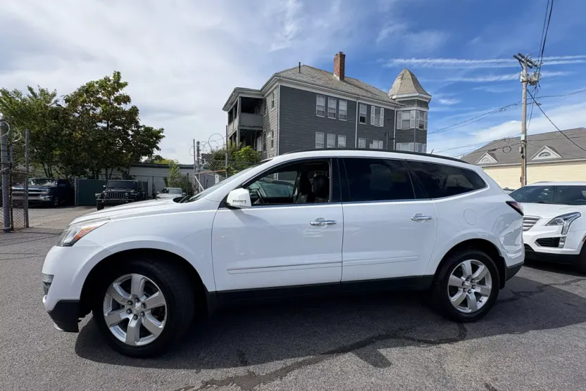 2017 Chevrolet Traverse Premier photo 1