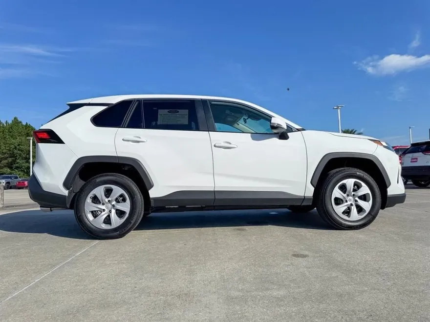 2024 Toyota RAV4 LE photo 1