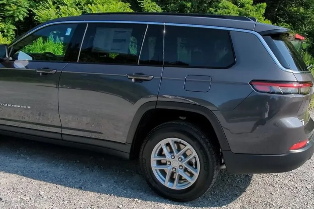 2025 Jeep Grand Cherokee Laredo X photo 1