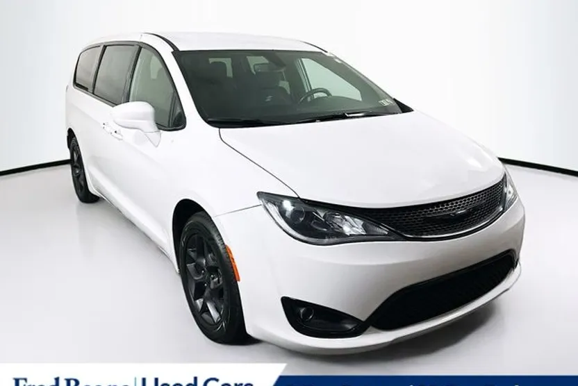 2020 Chrysler Pacifica Touring photo 1