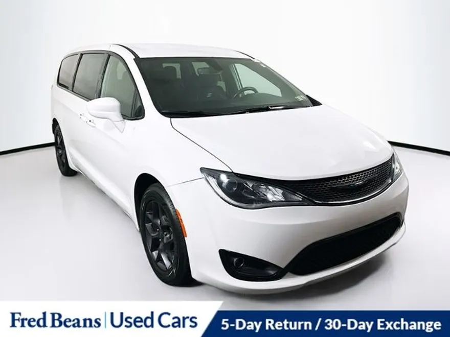2020 Chrysler Pacifica Touring photo 1