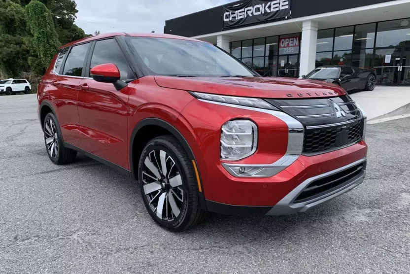 2025 Mitsubishi Outlander SE photo 1