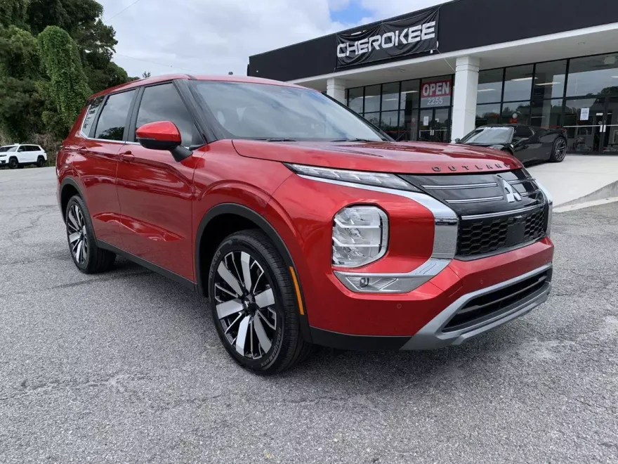 2025 Mitsubishi Outlander SE photo 1