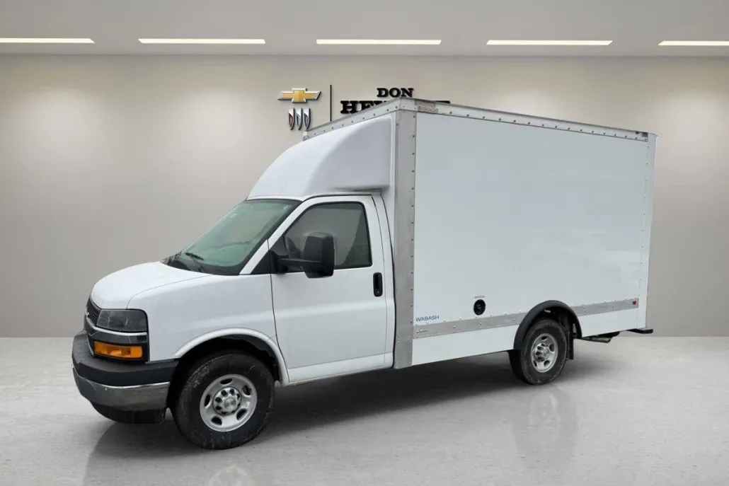 2024 Chevrolet Express Cutaway 3500 photo 1
