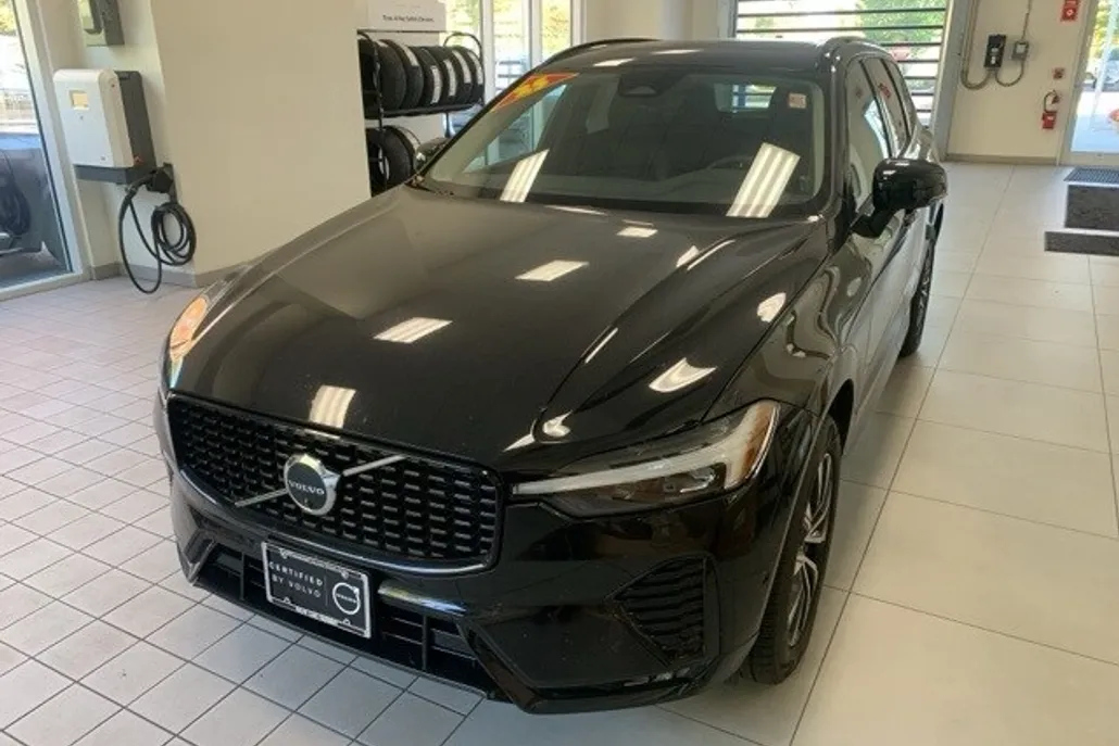 2025 Volvo XC60 B5 Plus photo 1