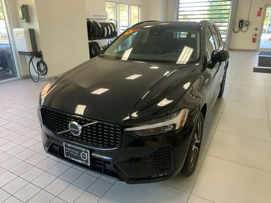 2025 Volvo XC60 B5 Plus photo 1