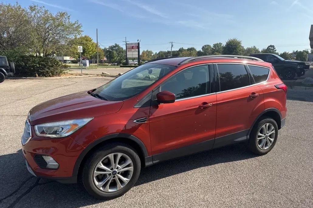 2019 Ford Escape SEL photo 1