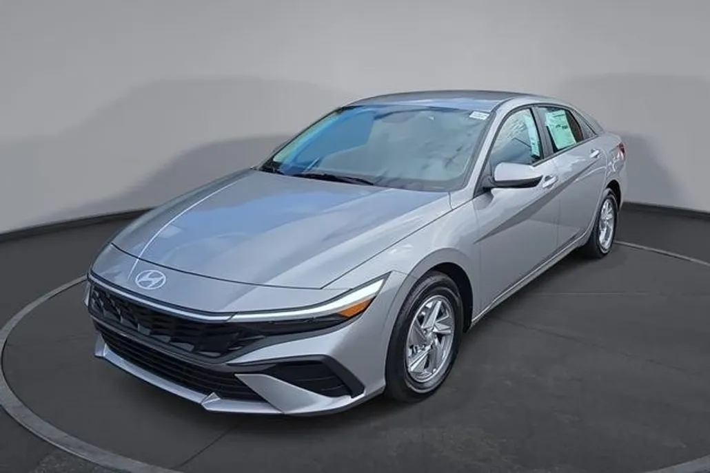 2025 Hyundai Elantra SE photo 1
